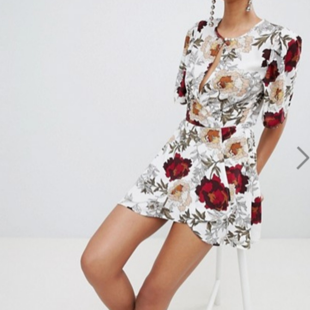 Boohoo Floral Mini Dress Sz 4 (Fits like Sz2)